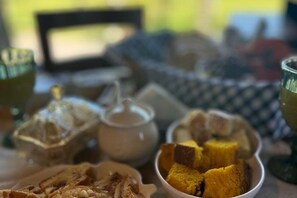 Free daily local cuisine breakfast - AriMara Chalés & Ecoturismo (Mampituba)