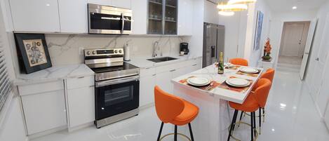 Frigorífico, microondas, horno y placa de cocina