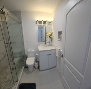Dusche, Haartrockner, Handtücher, Seife