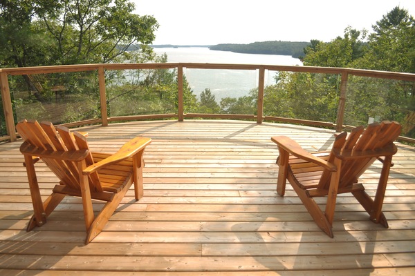 The best part of the cabin is the clifftop deck with stunning lake views.