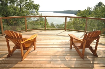 The best part of the cabin is the clifftop deck with stunning lake views.
