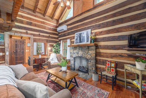 Secluded Log Cabin Near Hot Springs-Pet Friendly