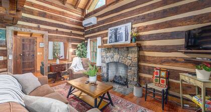 Secluded Log Cabin Near Hot Springs-Pet Friendly