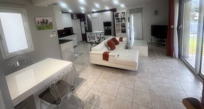 Ideally placed, close to downtown and Belles Plages!