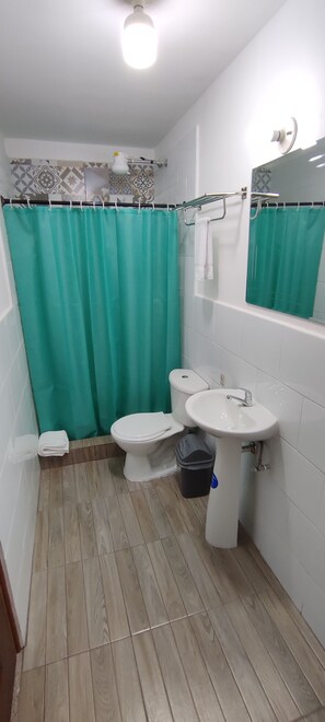 Regadera, toallas, jabón, shampoo