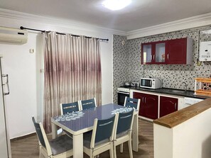 Standard-huoneisto | Yksityinen keittiö | Täysikokoinen jääkaappi, uuni, keittoastiat/astiat/ruokailuvälineet