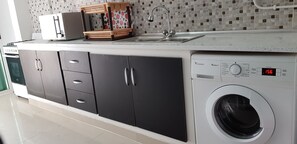 Familienapartment | Eigene Küche | Großer Kühlschrank, Ofen, Kochgeschirr/Geschirr/Besteck