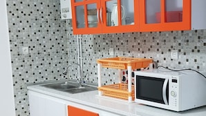 Standard Apartment | Dapur peribadi | Peti sejuk/penyejuk beku saiz penuh, ketuhar 