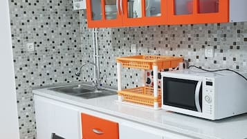 Refrigerador con freezer, horno, utensilios de cocina