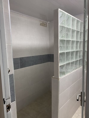Standaard appartement | Badkamer | Een douche, een regendouche, handdoeken