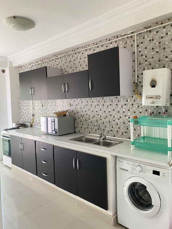 Perhehuoneisto | Yksityinen keittiö | Täysikokoinen jääkaappi, uuni, keittoastiat/astiat/ruokailuvälineet