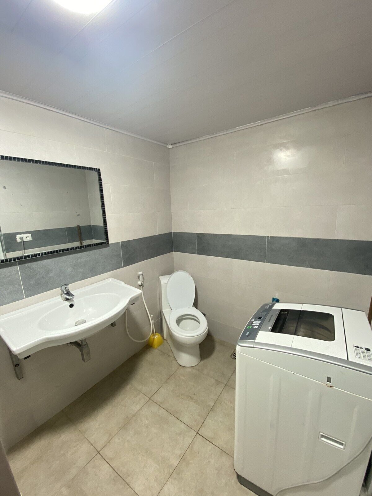 Ducha, cabezal de ducha tipo lluvia, toallas