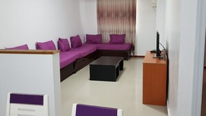 Standard Apartment | Ruang tamu | 32 inci televisyen LED dengan satelit 