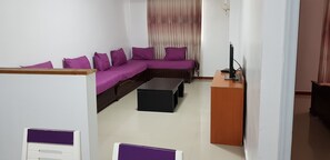 Standard-huoneisto | Oleskelualue | 32–tuumainen LED-televisio, jossa satelliittikanavat