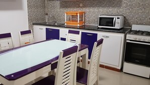 Standard Apartment | Dapur peribadi | Peti sejuk/penyejuk beku saiz penuh, ketuhar 