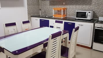 Standard Apartment | Private kitchen | Full-size fridge, oven, cookware/dishes/utensils