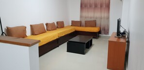 Leilighet – standard | Oppholdsområde | En 32-tommers LED-TV med Parabol-TV