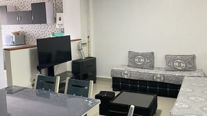 Family Apartment | Ruang tamu | 32 inci televisyen LED dengan satelit 