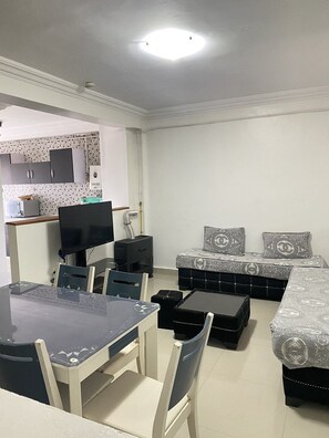 Familieleilighet | Oppholdsområde | En 32-tommers LED-TV med Parabol-TV