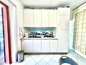 Mikroaaltouuni, liesi, astianpesukone