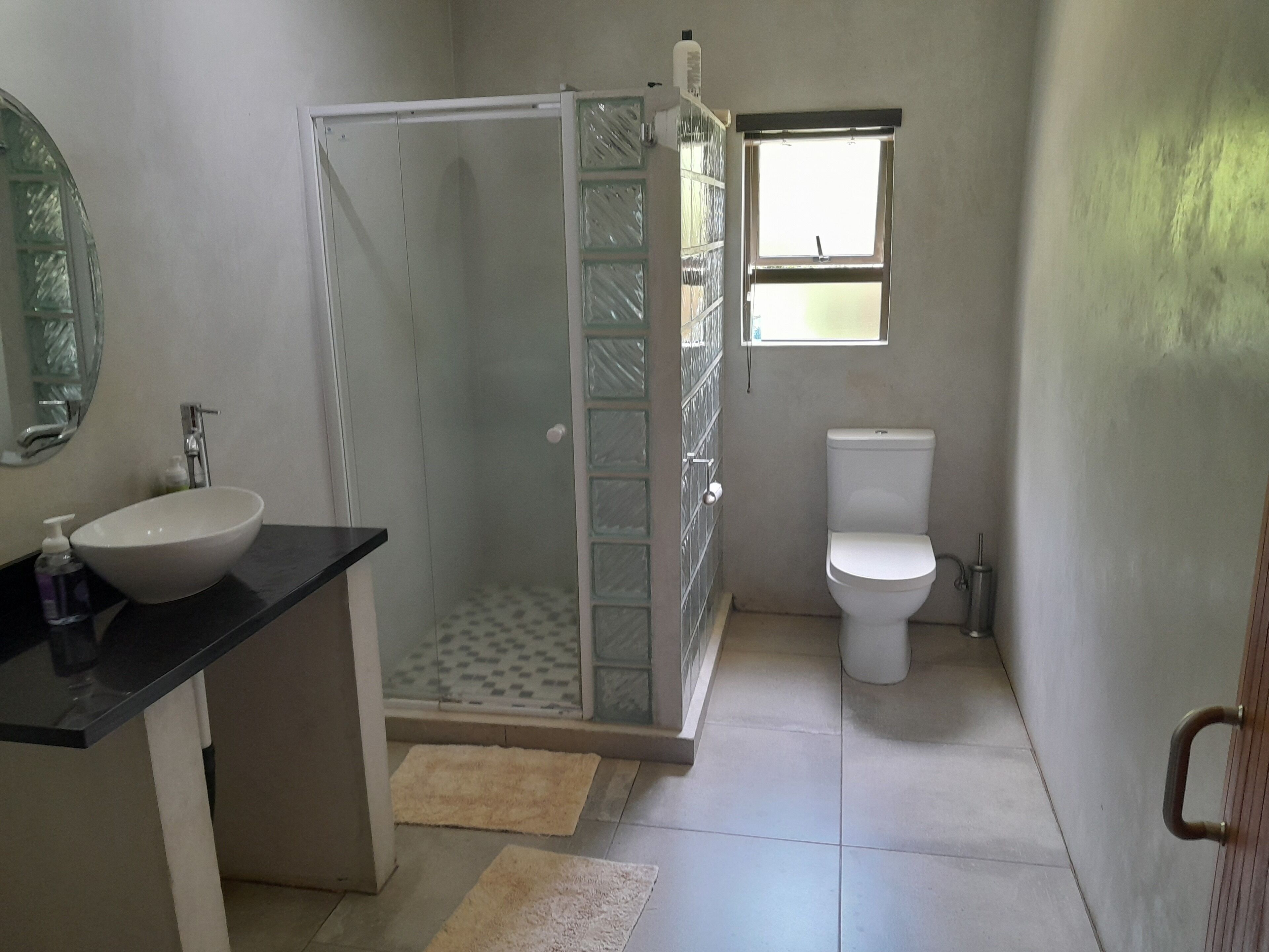 Chuveiro, secador de cabelo, toalhas de banho, sabonete