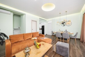 TV - Villa Alora - Three Bedroom Villa, Sleeps 6 (Mparmpati)