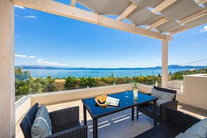 Outdoor dining - Villa Alora - Three Bedroom Villa, Sleeps 6 (Mparmpati)