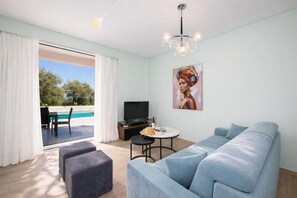 TV - Villa Daisy - Three Bedroom Villa, Sleeps 6 (Mparmpati)