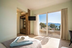 3 bedrooms, iron/ironing board, WiFi, bed sheets - Villa Daisy - Three Bedroom Villa, Sleeps 6 (Mparmpati)