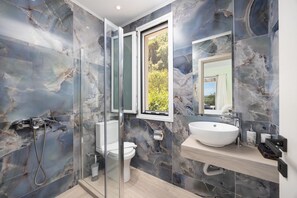 Dusche, Haartrockner, Handtücher