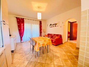 Apartment | Wohnbereich | 22-Zoll-Flachbildfernseher mit Kabelempfang