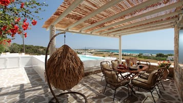Vila, banheira de imersão, vista para o mar | Terraço/pátio