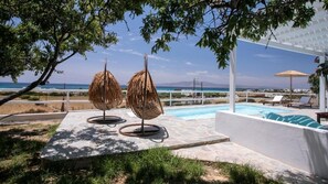 Villa, alberca privada, vista al mar | Ropa de cama de alta calidad y camas con efecto memoria 