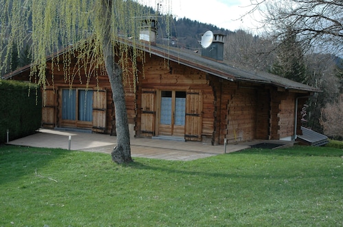 Chalet typiquement savoyard en bois face au Mont Blanc