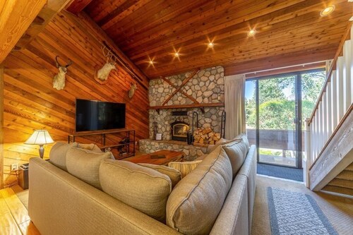 Spacious & Bright - Mountain Views, Balcony Bar, at Red Line Shuttle Stop