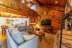 Een smart-tv en een open haard