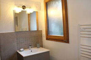 ヘアドライヤー、トイレットペーパー