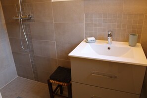 Sèche-cheveux, papier toilette