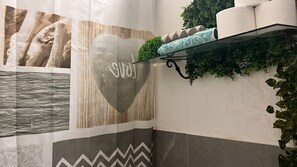Interior - Rooms in the center just minutes from the port and train and bus station. (Civitavecchia)