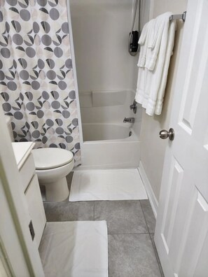 Secador de cabelo, toalhas de banho, sabonete, shampoo