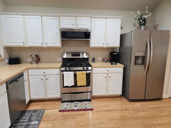 Geladeira, micro-ondas, fogão, cooktop