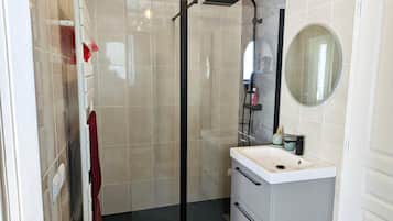 SĂšche-cheveux, serviettes fournies, savon, papier toilette