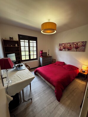 5 bedrooms, iron/ironing board, bed sheets