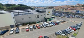 Exterior - Isabel Dream V, 200m from the train, 5 Km from SINTRA. (Algueirão-Mem Martins)