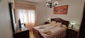 2 slaapkamers, een strijkplank/strijkijzer, reisbedje, gratis wifi