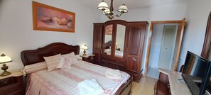 2 bedrooms, iron/ironing board, travel cot, free WiFi