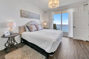 2 bedrooms, desk, iron/ironing board, free WiFi - ☀️BeachFront-2 Gulf Front Pools-Hot Tub-Lazy River-Splash 1902E☀️ (Panama City Beach)