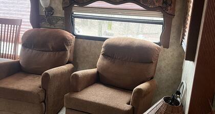 Cozy camper trailer with great views of the sky. Fire pit great for entertaining