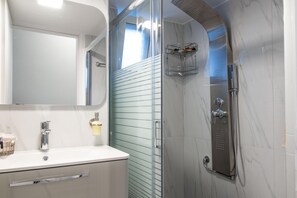 Dusche, Haartrockner, Handtücher