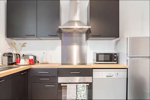 Frigorífico, microondas, horno y placa de cocina